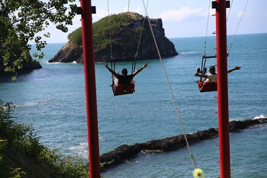 Hoynat Adası ziyaretçilerini kendine hayran bırakıyor