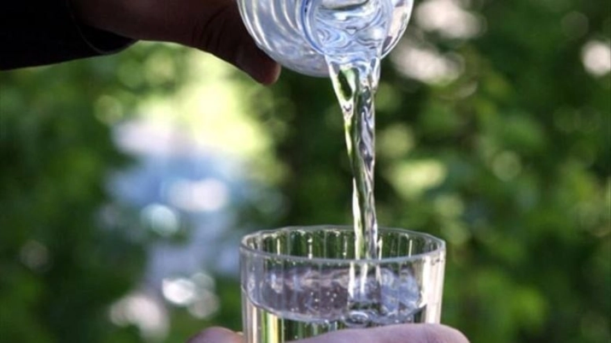 Artan sıcaklıklarla birlikte uzmanlardan kritik uyarı: Su tüketimi hayati önem taşıyor, bazı içeceklerden kaçının.