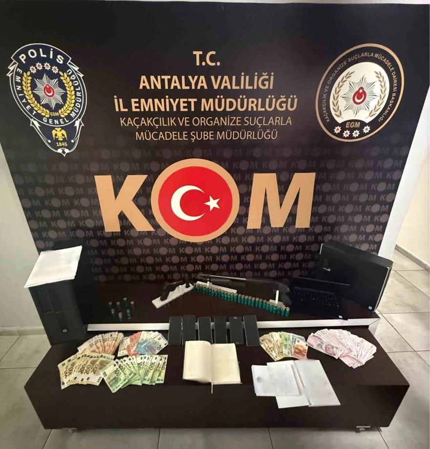 Antalya'da son bir haftada 33 şüpheli yakalandı, çok sayıda silah ve kaçak ürün ele geçirildi