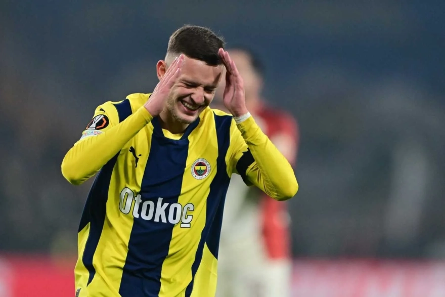 Fenerbahçe'de gözde oyuncu için sürpriz bir ayrılık bekleniyor; yönetim teklife sıcak bakıyor.