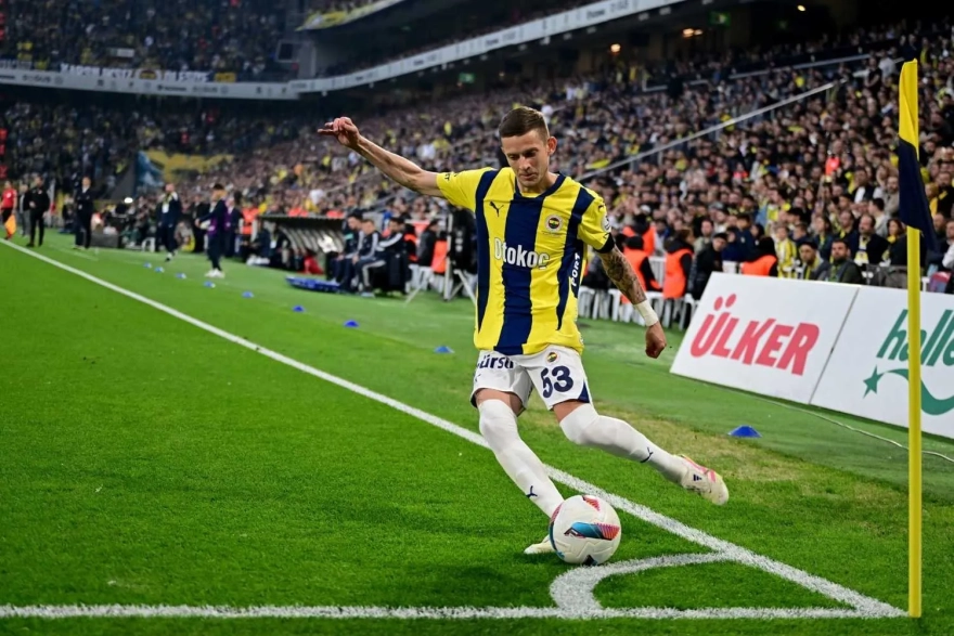 Fenerbahçe'de gözde oyuncu için sürpriz bir ayrılık bekleniyor; yönetim teklife sıcak bakıyor.
