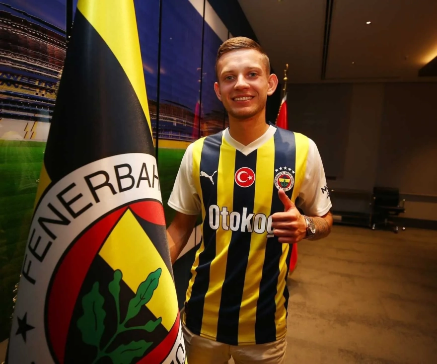 Fenerbahçe'de gözde oyuncu için sürpriz bir ayrılık bekleniyor; yönetim teklife sıcak bakıyor.