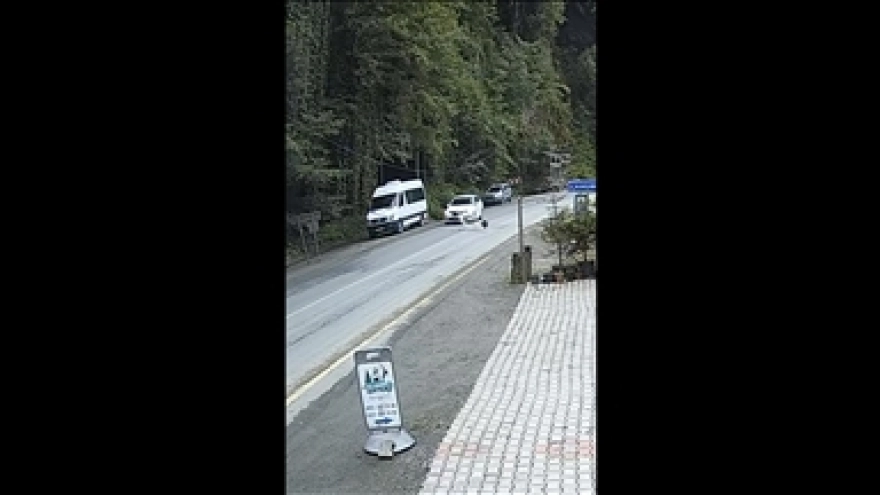 Rize'de Otomobilin Önüne Düşen Kaya Parçası Kamerada