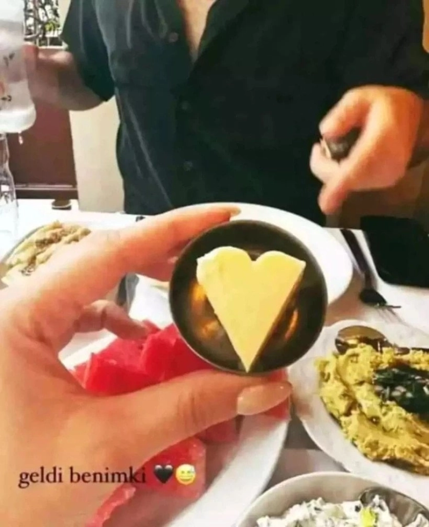 Hande Doğandemir, eski sevgilisiyle yeniden bir araya geldi