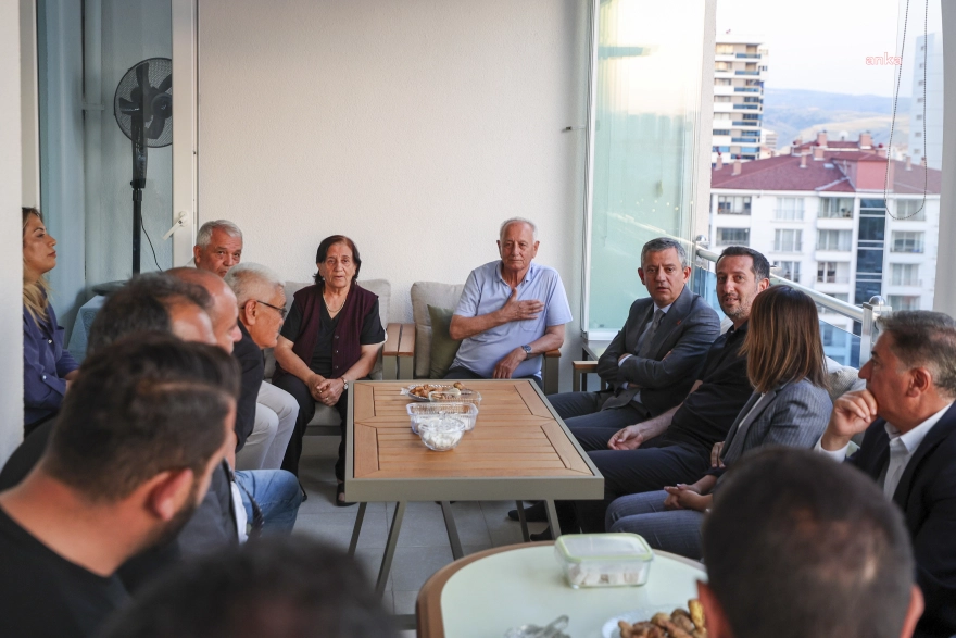 CHP Genel Başkanı Özgür Özel, Parti Meclisi Üyesi Ali Haydar Hakverdi'ye taziye ziyareti gerçekleştirdi