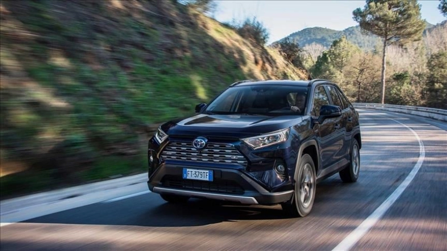 Toyota, iki popüler modelinde hibrit üretime geçiyor: Benzinli devir kapandı