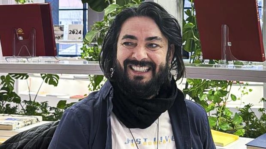 Sanatçı ve yazar Prof. Dr. Uğur Batı, sanata her zaman küratörlük bakış açısıyla yaklaştığını belirtiyor.