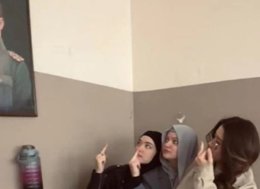 Atatürk portresi önünde uygunsuz poz veren üç yabancı öğrenciye soruşturma başlatıldı