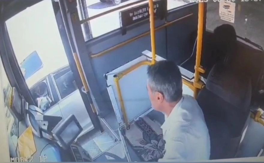Gaziantep'te halk otobüsü şoförü seyir halindeyken silahlı saldırıya uğradı: O anlar kameraya yansıdı