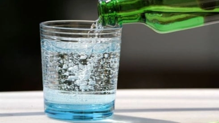 Maden suyunu bardağa dökmeyin: Sebebini duyunca çok şaşıracaksınız