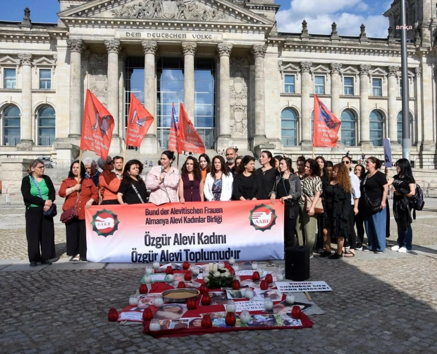 Alevi kadınlar, Suriye'deki katliamları Berlin'de protesto etti