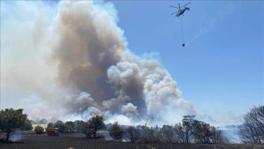 Çanakkale'de tarım arazisi yangınına havadan ve karadan müdahale sürüyor