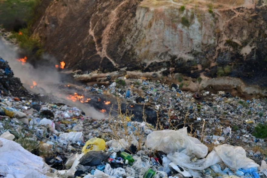 Alaşehir'deki çöp depolama alanı yangınında bir itfaiyeci etkilendi