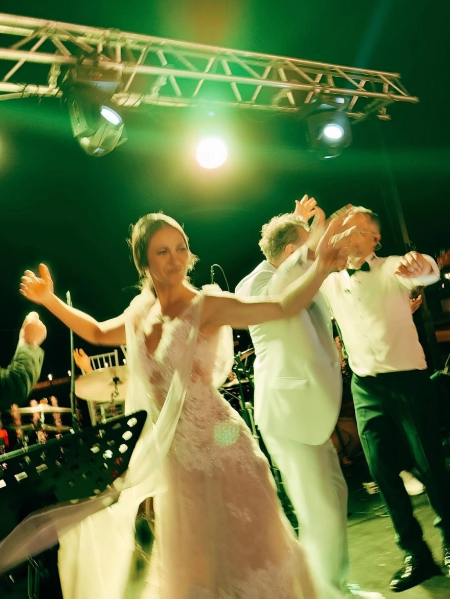 Ece Dizdar'ın Serdar Orçin ile evlendiği düğünde giydiği gelinliğin özel bir hikayesi bulunuyor.