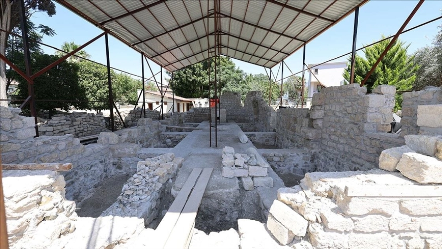 Hatay'da depremde hasar gören tarihi kilisenin onarımı devam ediyor