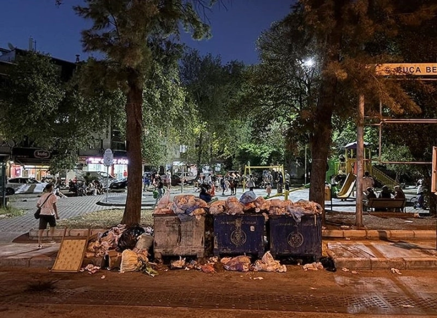 Buca'da Düzensiz Maaş Eylemi Nedeniyle Çöp Toplama Sorunu 8 Gündür Sürmekte