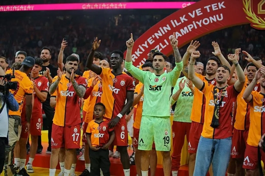 Galatasaray'da Beklenmedik Ayrılık: Yıldız Oyuncu Takımdan Gidiyor!