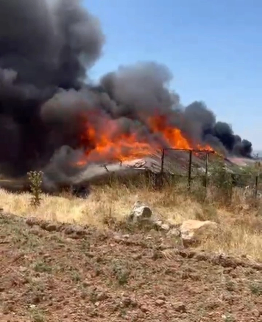 Edirne'de tarladan evlere sıçrayan yangında üç konut kullanılamaz hale geldi
