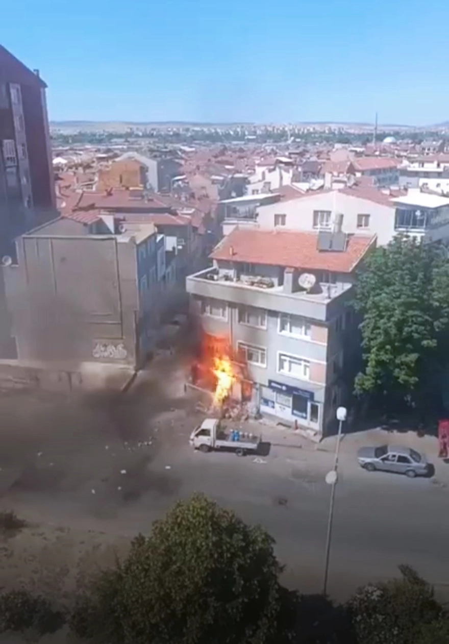 Kütahya'da tüp bayisinde meydana gelen patlamada 7 kişi yaralandı, tedavileri devam ediyor.