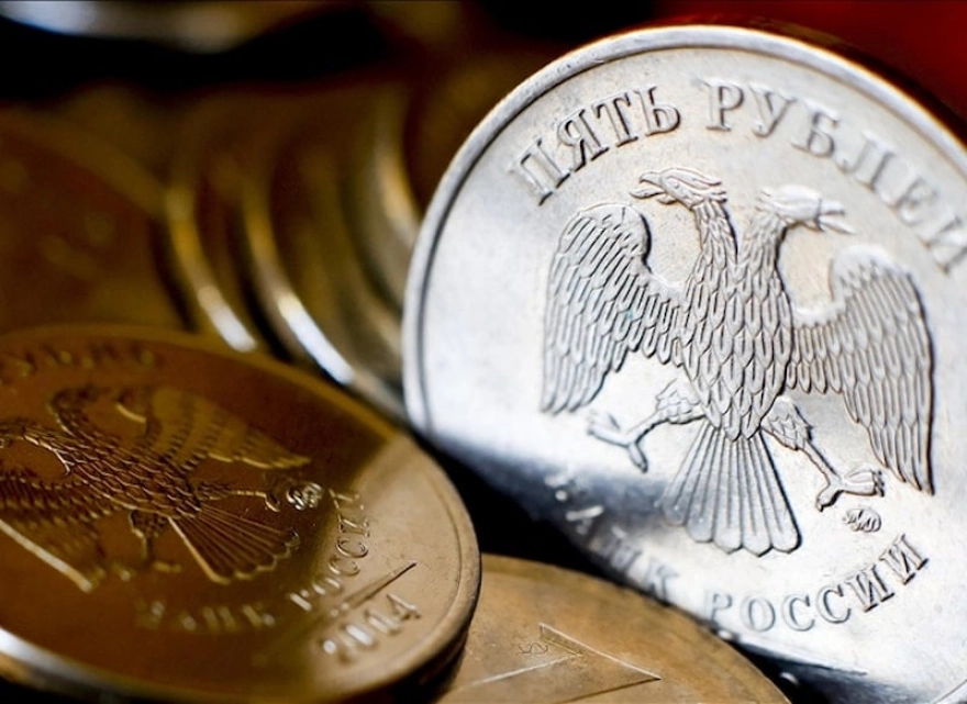 Rusya'nın ekonomi zirvesinde alarm zilleri: Yüksek faiz ve güçlü ruble