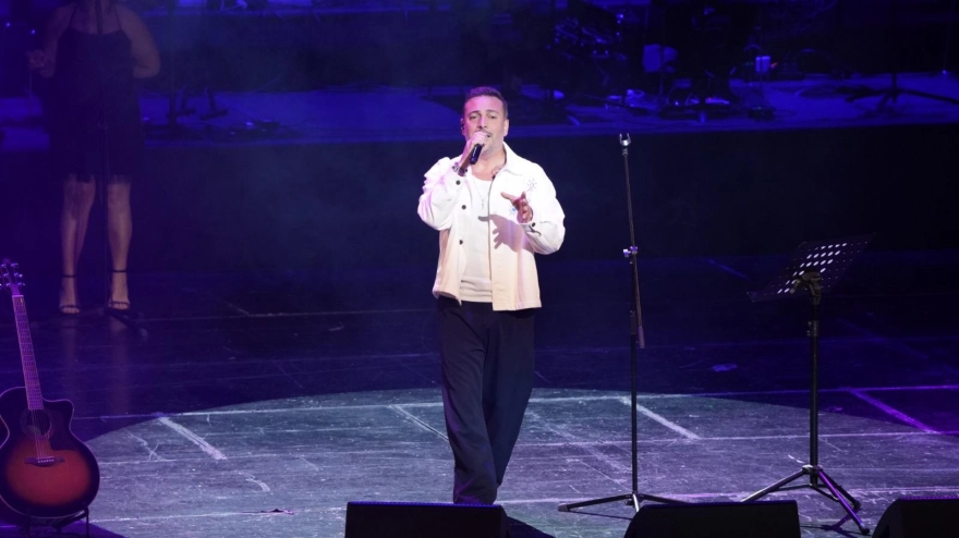 Kayahan, vefatının 10. yıl dönümünde düzenlenen özel konserle anıldı; ünlü sanatçılar sahne aldı