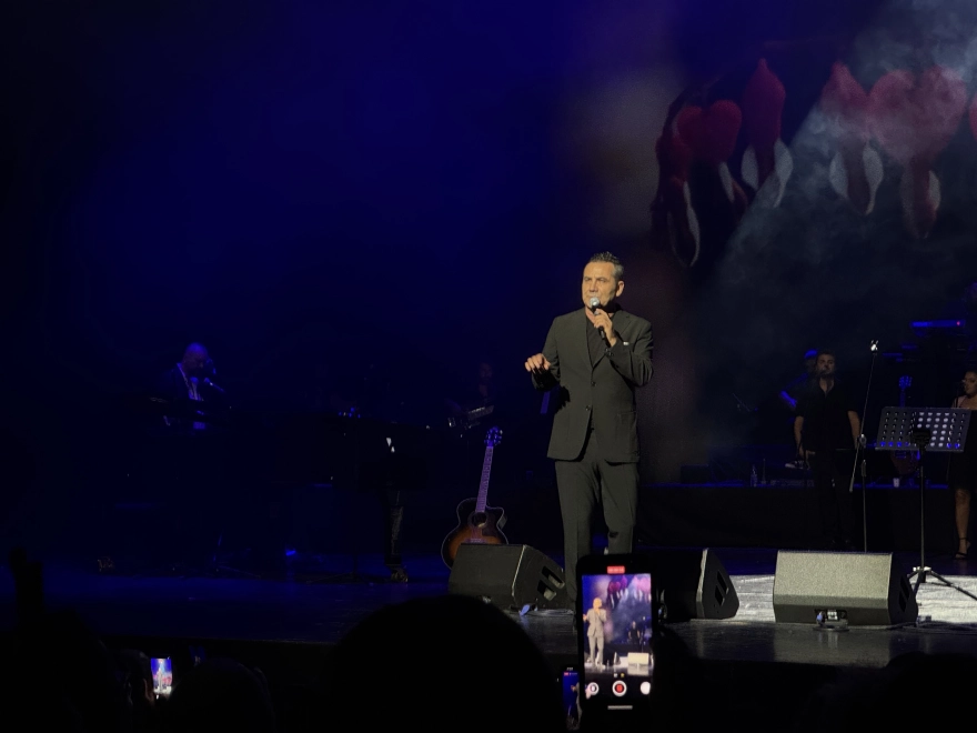 Kayahan, vefatının 10. yıl dönümünde düzenlenen özel konserle anıldı; ünlü sanatçılar sahne aldı