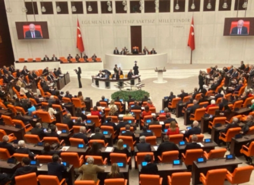 Türkiye Büyük Millet Meclisi Genel Kurulu'nda 'yolsuzluk' üzerine sert tartışmalar yaşandı, 'Siyasetiniz kumpas siyasetidir' ifadeleri kullanıldı.