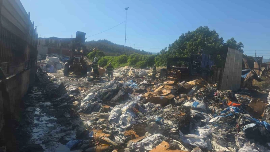 Yangın, geri dönüşüm depolama sahasında kontrol altına alındı