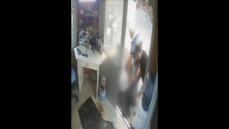 İzmir'de taksi durağında iki arkadaşın aynı anda kalp krizi geçirmesi kamerada