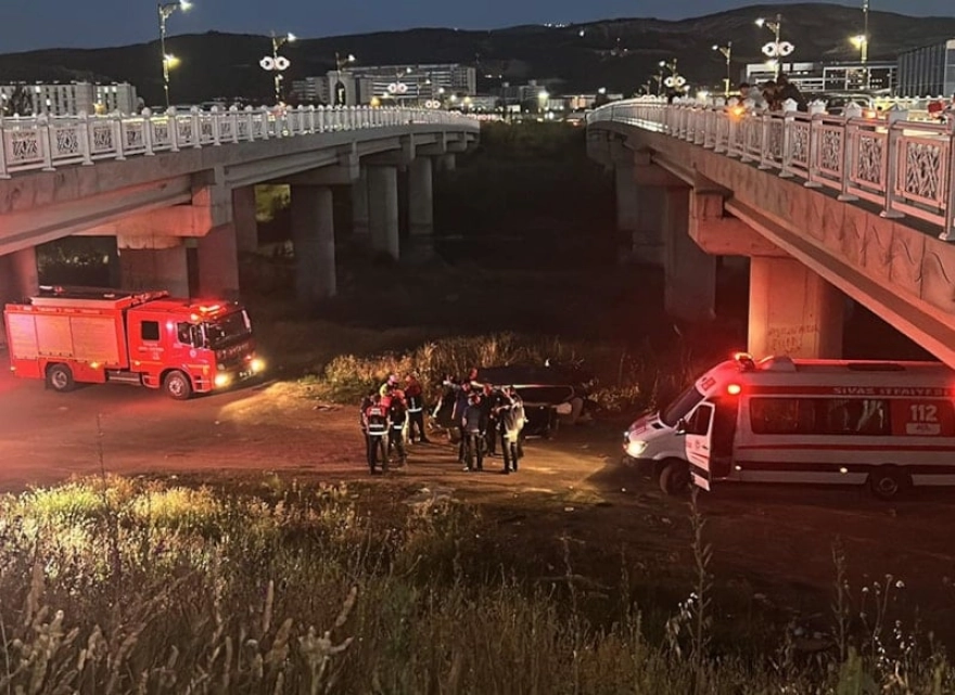 Sivas'ta otomobil köprüden düştü, iki yaralı