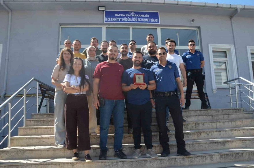 Polis memuruna veda plaketi takdim edildi