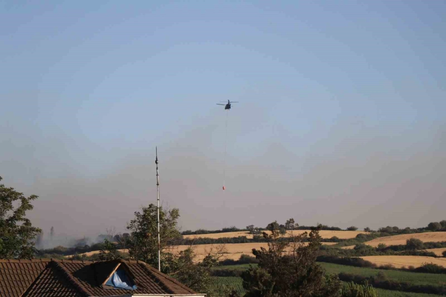 İzmir Otoyolu Yakınındaki Yangına Üç Helikopterle Müdahale Edildi