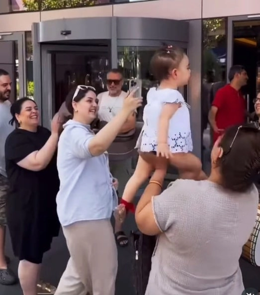 Klarnetçi Hüsnü Şenlendirici, ikinci kez torun sevinci yaşadı ve bu olayı davul zurna eşliğinde kutladı.