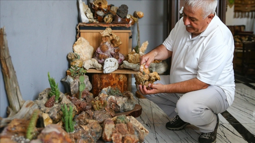 Mersinli doğa tutkunu, gezilerinde topladığı 2 bin taşla koleksiyonunu zenginleştirdi