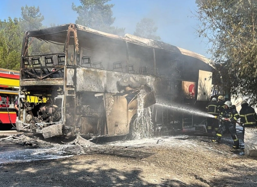 Yolcu otobüsü alev alarak tamamen yandı