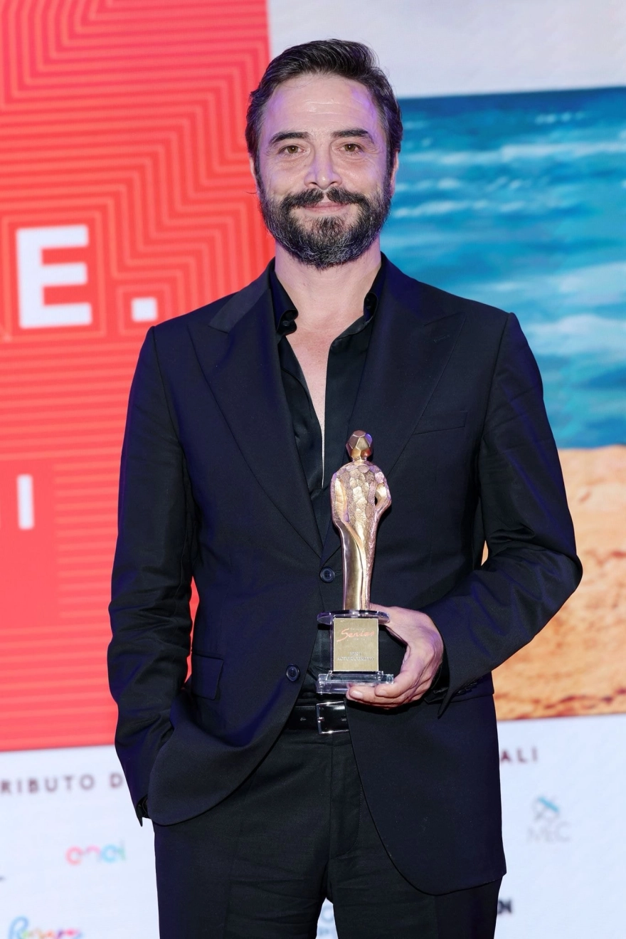Ahmet Kural, İtalya'daki Global Series Festivali'nde En İyi Erkek Oyuncu Ödülünü Aldı