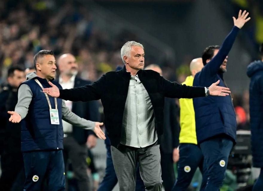 Jose Mourinho Yönetiminde Fenerbahçe'de Sekiz Futbolcu Takımdan Ayrılıyor