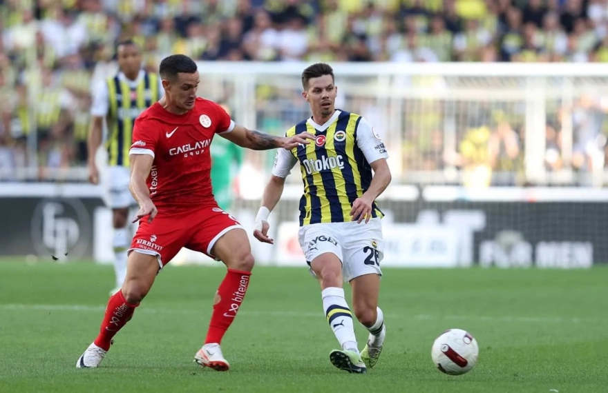 Jose Mourinho Yönetiminde Fenerbahçe'de Sekiz Futbolcu Takımdan Ayrılıyor