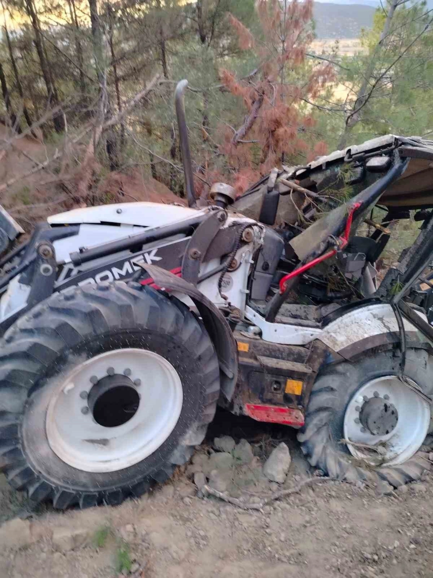 Osmancık'ta iş makinesi şarampole yuvarlandı, olası faciadan dönüldü