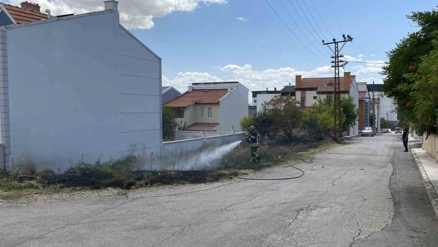 Çorum'da otluk alandaki yangın evlere sıçramadan söndürüldü