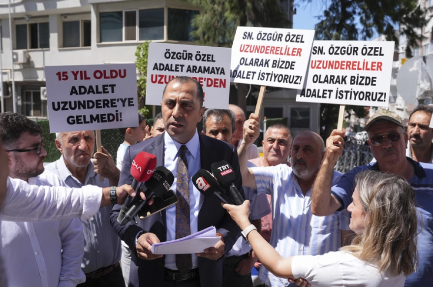 İzmir'de 2011'den bu yana konut bekleyen kentsel dönüşüm mağdurları açıklama yaptı