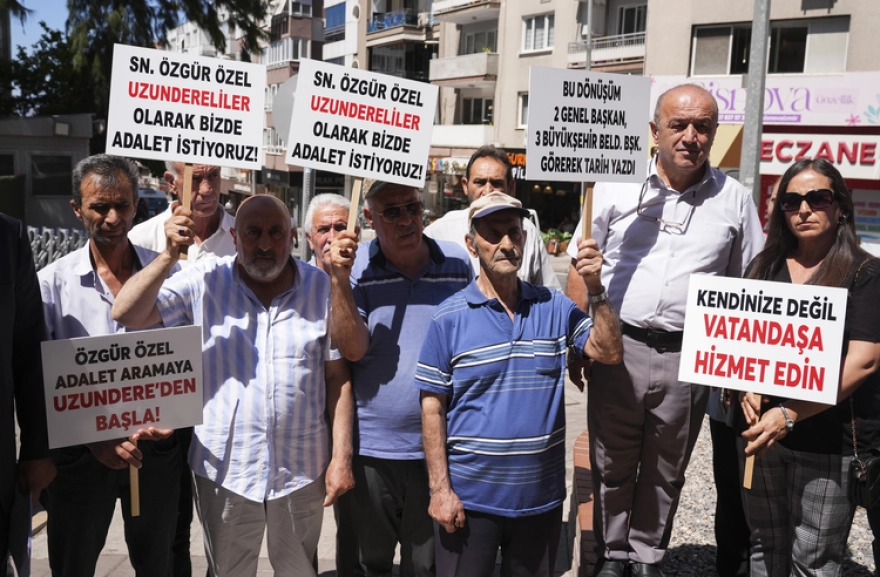 İzmir'de 2011'den bu yana konut bekleyen kentsel dönüşüm mağdurları açıklama yaptı