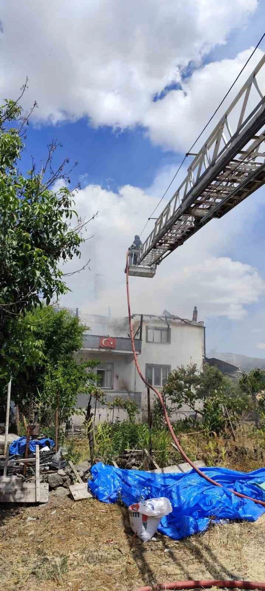 Alevlere Teslim Olan Ev Kullanılamaz Hale Geldi