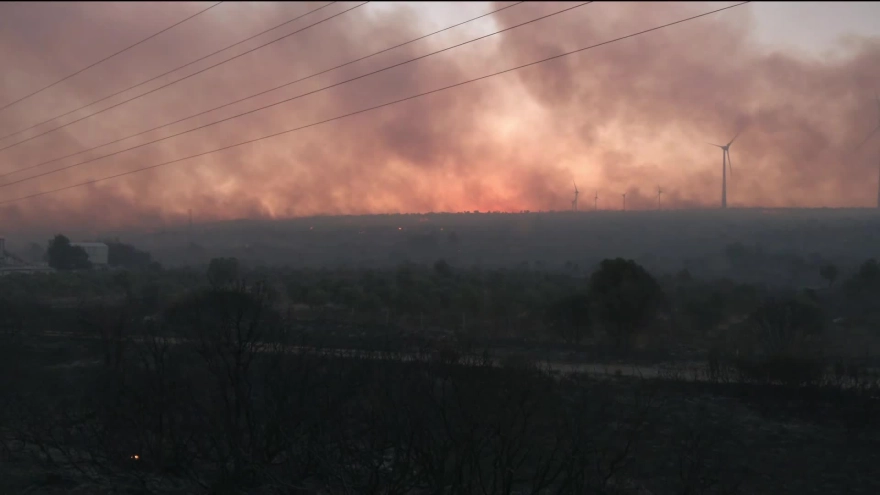 Çeşme'deki orman yangınına müdahale sürüyor