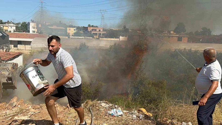 Antalya'da yerleşim yerine yakın ağaçlık alanda yangın çıktı