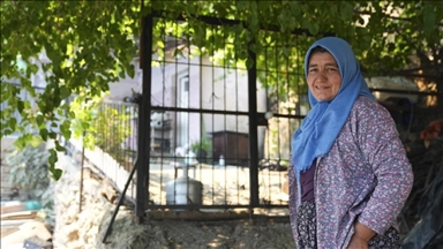 Yangında Mahallesini Terk Etmeyen Kadın Evleri Korudu