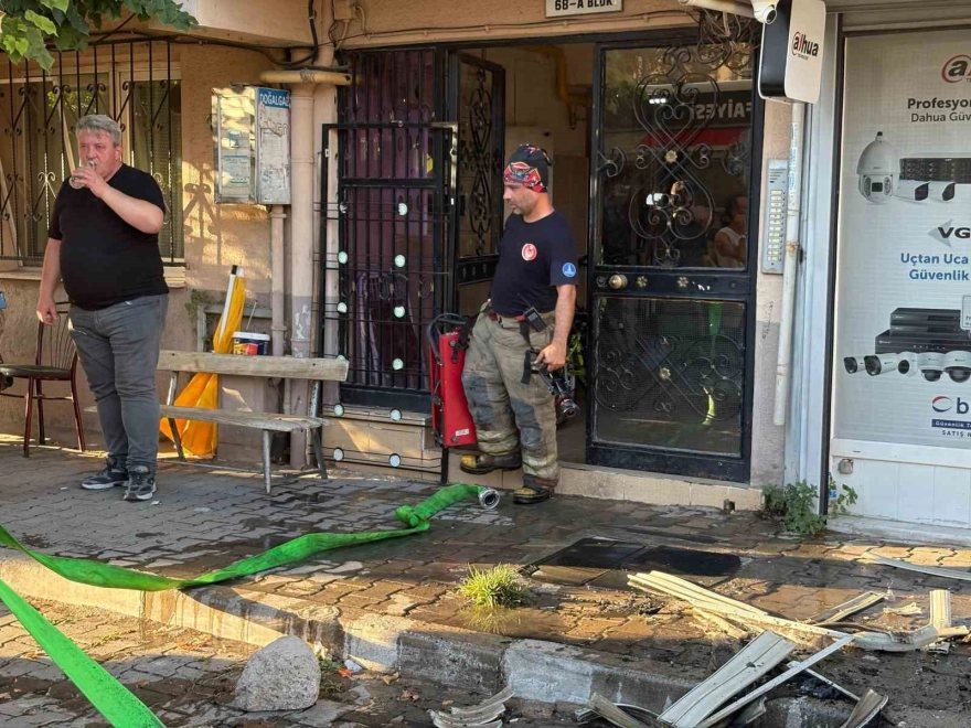 İzmir Bayraklı'da Altı Katlı Binada Yangın Paniği