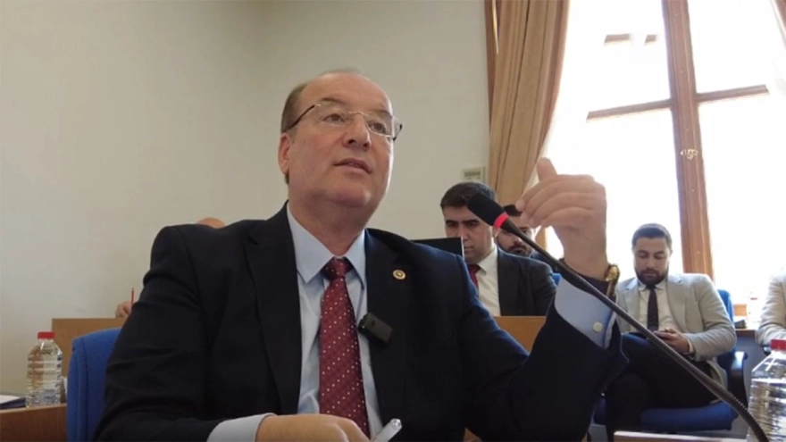 Meclis komisyonunda, bazı bürokratların birden fazla yerden ücret aldığı açıklandı