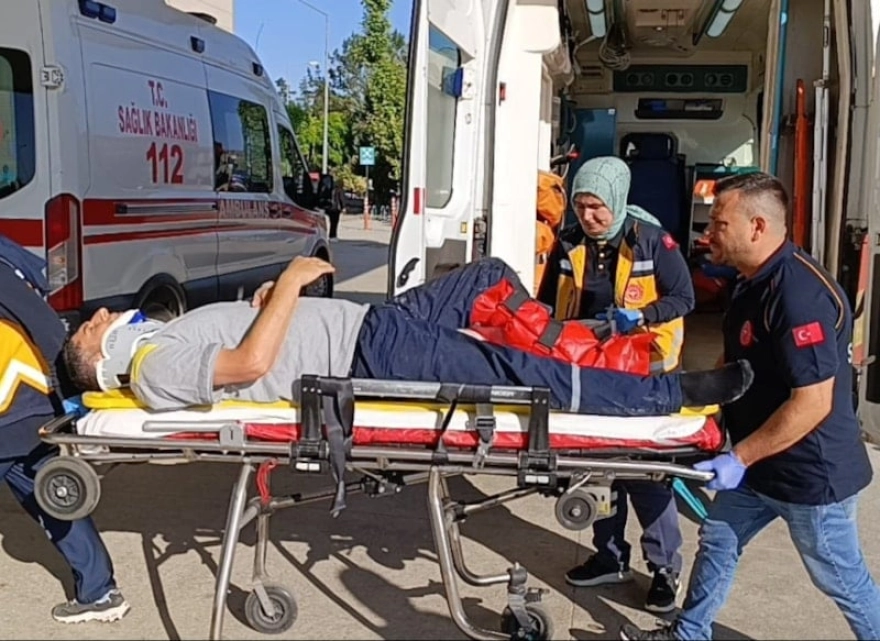 Şeker çuvallarının altında kalan işçinin bacağı kırıldı