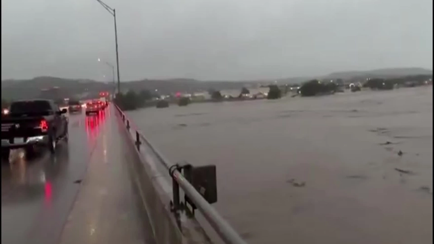 Amerika Birleşik Devletleri'nin Teksas eyaletinde meydana gelen sellerde 24 kişi yaşamını yitirdi, yaz kampındaki 25 kız çocuğu ise kayıp.